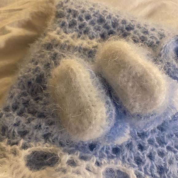 Nostalgic wrap blue baby afghan and booties - Picture 4 of 8
